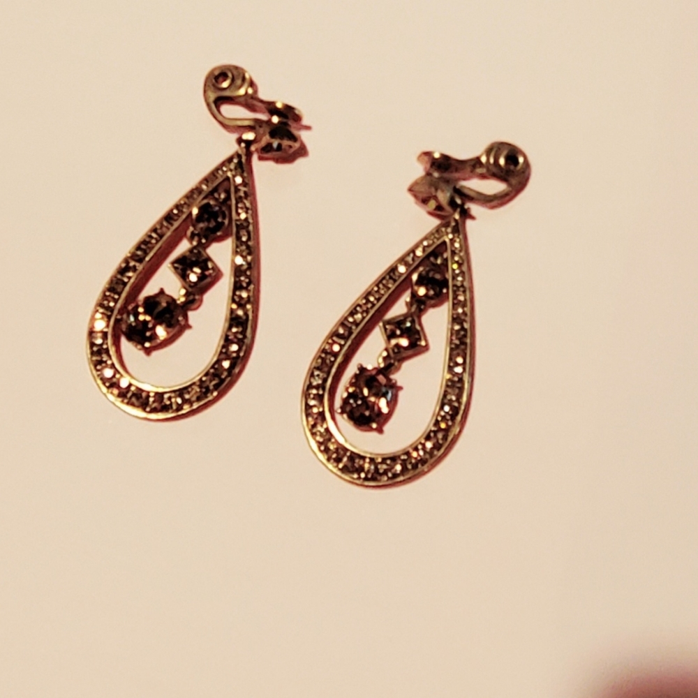 Signed Monet Vintage clip on Earrings! - Picture 6 of 11